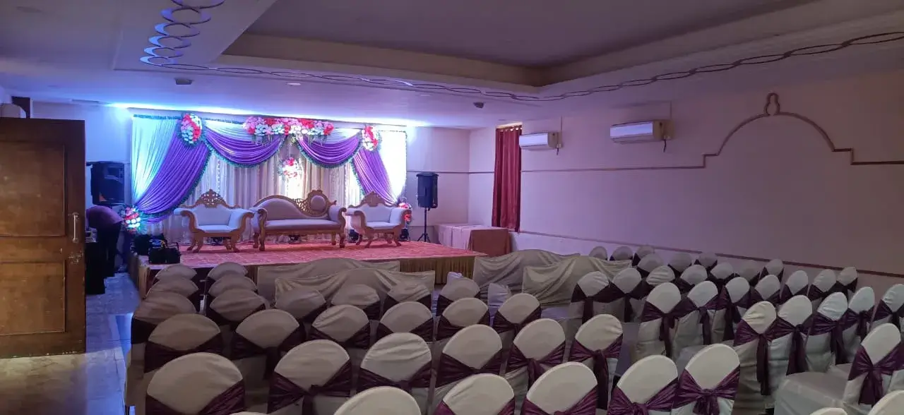 Country Club in Kandivali West